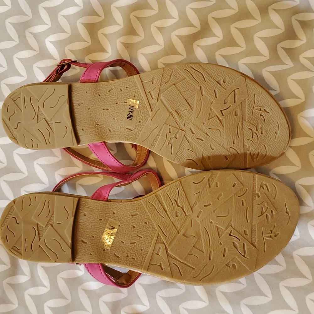 NIB Fuschia T Strap Sandals - Picture 3 of 9